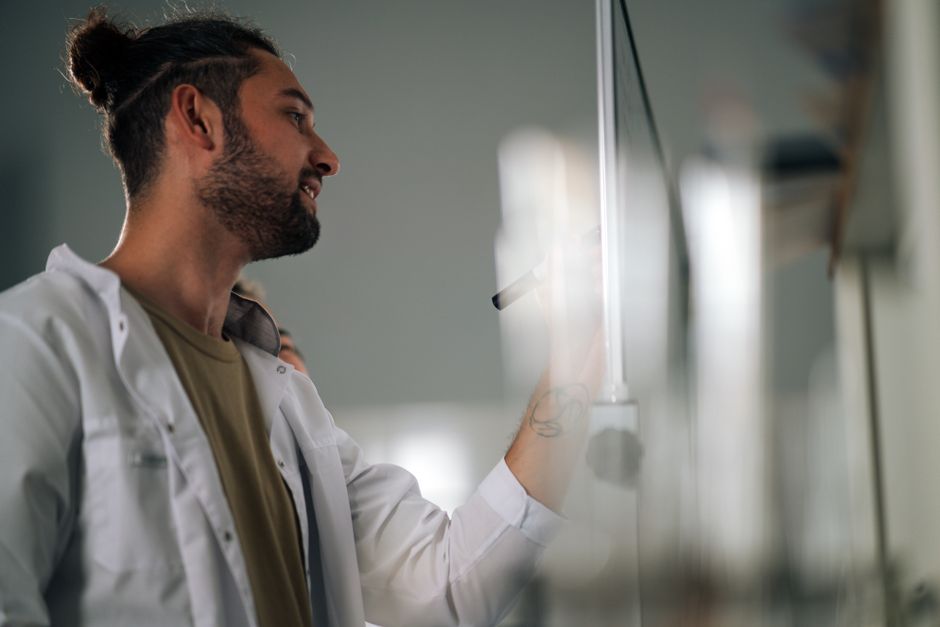 UX/UI Design Ausbildung – Unterrichtsraum mit Fokus auf Designarbeit